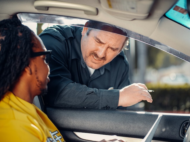 officer questions man driving with suspended license